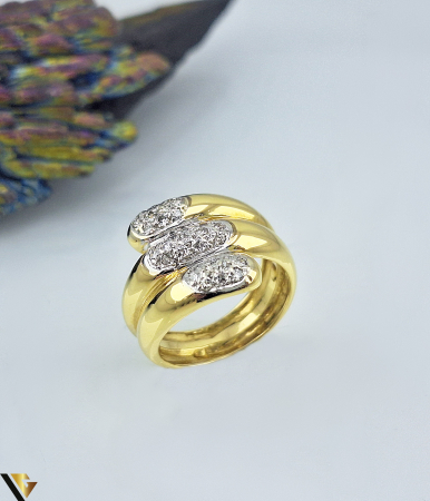 Bijuterii din aur - Inel masiv din aur galben de18k Greutate : 7.06 g 33 diamante  de aproximativ 0.01 ct fiecare Carataj total diamante de aproximativ 0.33 ct Latimea in partea superioara: 15.00 mm Diametrul inelului este de 16.10 mm Masura UE11, masura standard RO:51 (circumferinta) Stare: Pre-owned / Foarte buna Locatie Podu Iloaiei Telefon : 0728083344