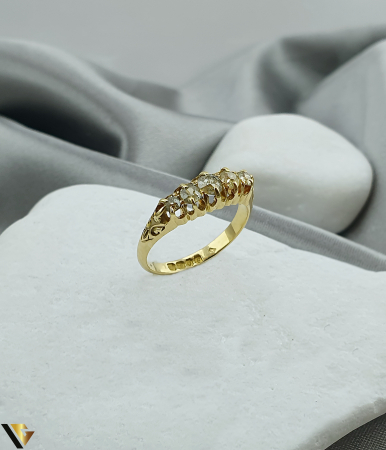 Inele cu diamante - Inel din aur 18 k Greutate: 3.33 gr Diamant  aprox. 0.50 ct Inelul este o piesă elegantă, cu un design rafinat, decorat cu diamante ,,Old Cut", cu o culoare usor galbuie. Marcajele de pe inel includ coroana, scutul și litera „f”, confirmant autenticitatea aurului, zona de provenienta (Londra) si anul fabricarii, 1901. Diametrul inelului este de 17 mm Masura UE: 13 si RO: 53 (circumferinta) Marcaj/Titlu "750" Locatie: Iasi 0770909119 *****