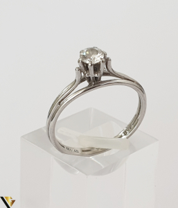 Inel aur alb 18k,750 Diamant central "Brilliant Cut" de cca. 0.30 ct,in montura suprainaltata Inaltimea inelului la partea superioara este de 5.90 mm Diametrul inelului este de 16.90 mm Locatie HARLAU 31692 [0]