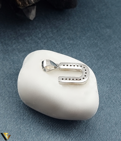 Pandantiv argint, Cristale de zirconiu INITIALA U LITERA NUME LITERE Greutate: 1.21 grame Lungime: 19 mm Latime: 9 mm Marcaj / titlu: "925" Locatie: Bacau Calea Republicii Tel: 0758108978 [1]