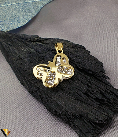 Pandantive din aur - Pandantiv aur 14K Greutate: 1.30 grame Lungime: 24 mm ( cu anou ) Latime: 16 mm Marcaj / titlu: "585" Locatie: Bacau Calea Marasesti Tel: 0756943079