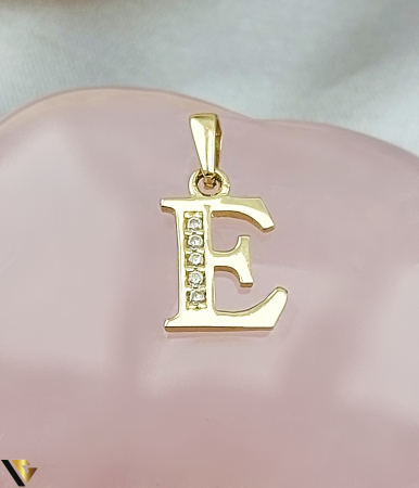 Pandantive din aur - Pandantiv aur 14K, Cristale de zirconiu,Initiala, Litera E Greutate: 0.65 grame Lungime: 17 mm ( cu anou ) Latime: 8 mm Marcaj / titlu: "585" Locatie: Bacau Calea Republicii Tel: 0758108978