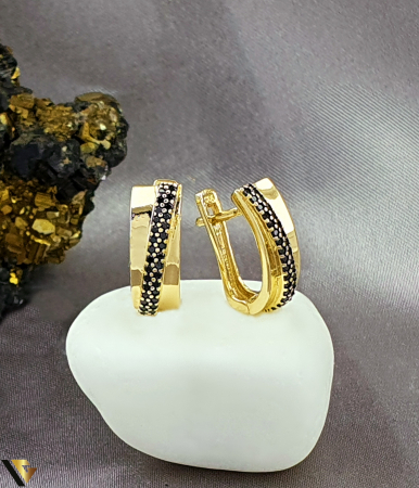 Cercei din aur - Cercei aur 14K, Cristale de zirconiu Greutate: 3.75 grame Lungime: 18 mm Latime: 7 mm Pre-owned / Stare foarte buna Marcaj / titlu: "585" Locatie: Bacau Calea Marasesti Tel: 0756943079