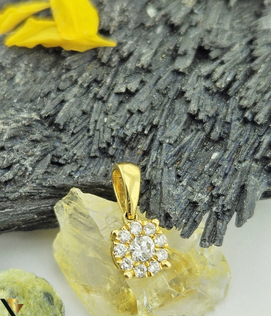 Pandantive cu diamante - Pandantiv Aur 18K  Diamante naturale "Brilliant Cut", totalizand 0.17 ct Dimensiuni pandantiv (cu anou) : 11 mm / 5.3 mm  Marcaj cu titlul "750" Locatie:HARLAU 0723353111