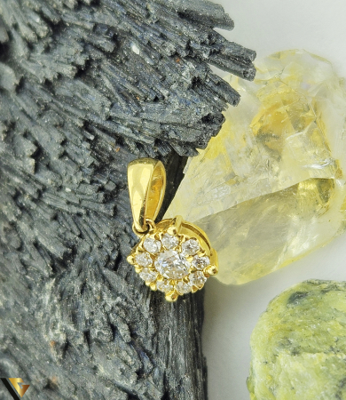 Pandantiv Aur 18K  Diamante naturale "Brilliant Cut", totalizand 0.17 ct Dimensiuni pandantiv (cu anou) : 11 mm / 5.3 mm  Marcaj cu titlul "750" Locatie:HARLAU 0723353111 [1]