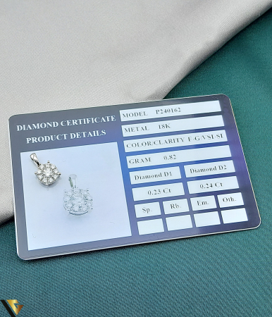 Pandantiv Aur Alb 18k Greutate: 0.50 grame 10 diamante naturale ,,Brilliant cut" insumand un carataj total de 0.26 ct Dintre acestea, diamantul central este de 0.14 ct, incojurat de 9 diamate de 0.0133 ct Culoare si Claritate : F    VSI-SI Lungime (cu anou) si Latime : 12 mm /  6 mm Stare: Pre-Owned / Foarte buna Marcaj cu titlul " 750 " " D 0.26 " Locatie Bacau Calea Marasesti Contact: 0756943079 [2]
