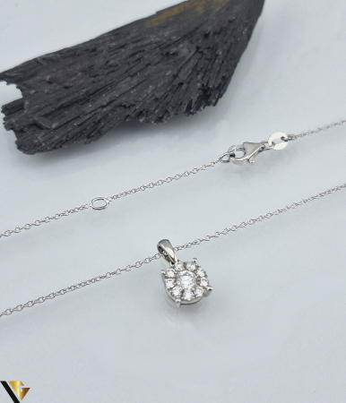 Bijuterii din aur - Lant cu Pandantiv Aur Alb 18k Greutate  : 2.92 g 10 diamante naturale ,,Brilliant cut" insumand un carataj total de 0.47 ct Dintre acestea, diamantul central este de 0.23 ct, incojurat de 9 diamate de 0.0266 ct Culoare si Claritate : F    VSI-SI Lungime (cu anou) si Latime : 12 mm /  6 mm Marcaj cu titlul " 750 " " D 0.47 " Locatie Podu Iloaiei Contact: 0728083344