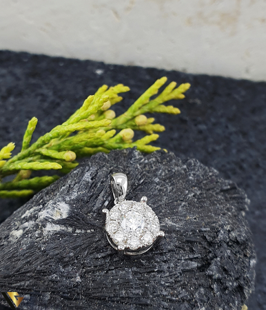 Pandantive cu diamante - Pandantiv Aur Alb 18k Greutate: 0.50 grame 10 diamante naturale ,,Brilliant cut" insumand un carataj total de 0.26 ct Dintre acestea, diamantul central este de 0.14 ct, incojurat de 9 diamate de 0.0133 ct Culoare si Claritate : F    VSI-SI Lungime (cu anou) si Latime : 12 mm /  6 mm Stare: Pre-Owned / Foarte buna Marcaj cu titlul " 750 " " D 0.26 " Locatie Bacau Calea Marasesti Contact: 0756943079