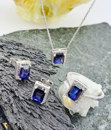 Seturi din aur - Set format din lant cu pandantiv,cercei  si inel  Aur 14k, 585 Greutate: 6.62 grame Diamante cu un total de 0.45ct Dimensiuni lant cu pandantiv 42cm Pandantiv cu diamante 0.10ct si safir 1.44ct Dimensiuni cercei: 8.8 mm / 7 mm Diamante cercei: 0.20ct si safir 2.88ct Diametrul inelului este de 17.2 mm Masura UE: 14 / Masura standard RO: 54 (circumferinta) Diamante inel  0.15ct si safir 1.44ct Produsele se pot vinde atat impreuna cat si separat dupa cum urmeaza: Lant cu pandantiv: 1.78 grame - 1900 lei Cercei: 2.20 grame - 2804 lei Inel: 2.64 grame - 2824 lei Stare: Produs Nou ,insotit de certificat Marcaj/Titlu  "585" Locatie: HARLAU  07232 353 111 ______________________________