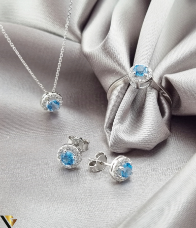 Seturi din aur - Set format din lant cu pandantiv,cercei  si inel din Aur 14k, 585 4.72 grame Diamante cu un total de 0.27ct Dimensiuni lant cu pandantiv 42cm Pandantiv cu diamante 0.07ct si topaz 0.32ct Dimensiuni cercei: 7 mm / 7 mm Diamante cercei 0.13ct si topaz 0.62ct Diametrul inelului este de 17.3 mm Masura UE: 14 / Masura standard RO: 54 (circumferinta) Diamante inel  0.07ct si topaz 0.32ct Produsele se pot vinde atat impreuna cat si separat dupa cum urmeaza: Lant cu pandantiv: 1.37 grame - 1370 lei Cercei: 1.40 grame - 1750 lei Inel: 1.95 grame - 1715 lei Stare: Produs Nou ,insotit de certificat Marcaj cu titlul "585" Locatie HARLAU ______________________________
