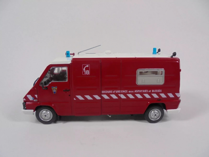 Macheta ambulanta de pompieri Renault Master Van, scara 1:43 [2]