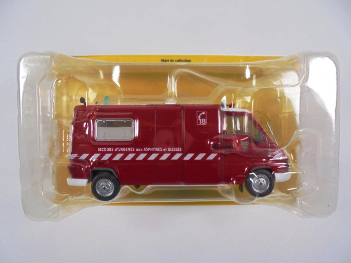 Macheta ambulanta de pompieri Renault Master Van, scara 1:43 [4]