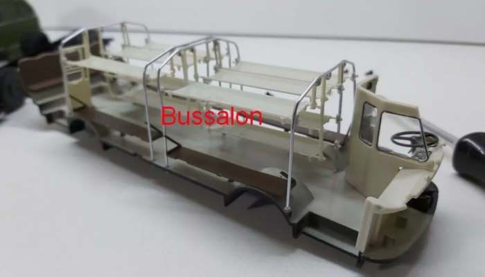 Macheta autobuz ambulanta militara LIAZ 695B cu revista, scara 1:43 [5]