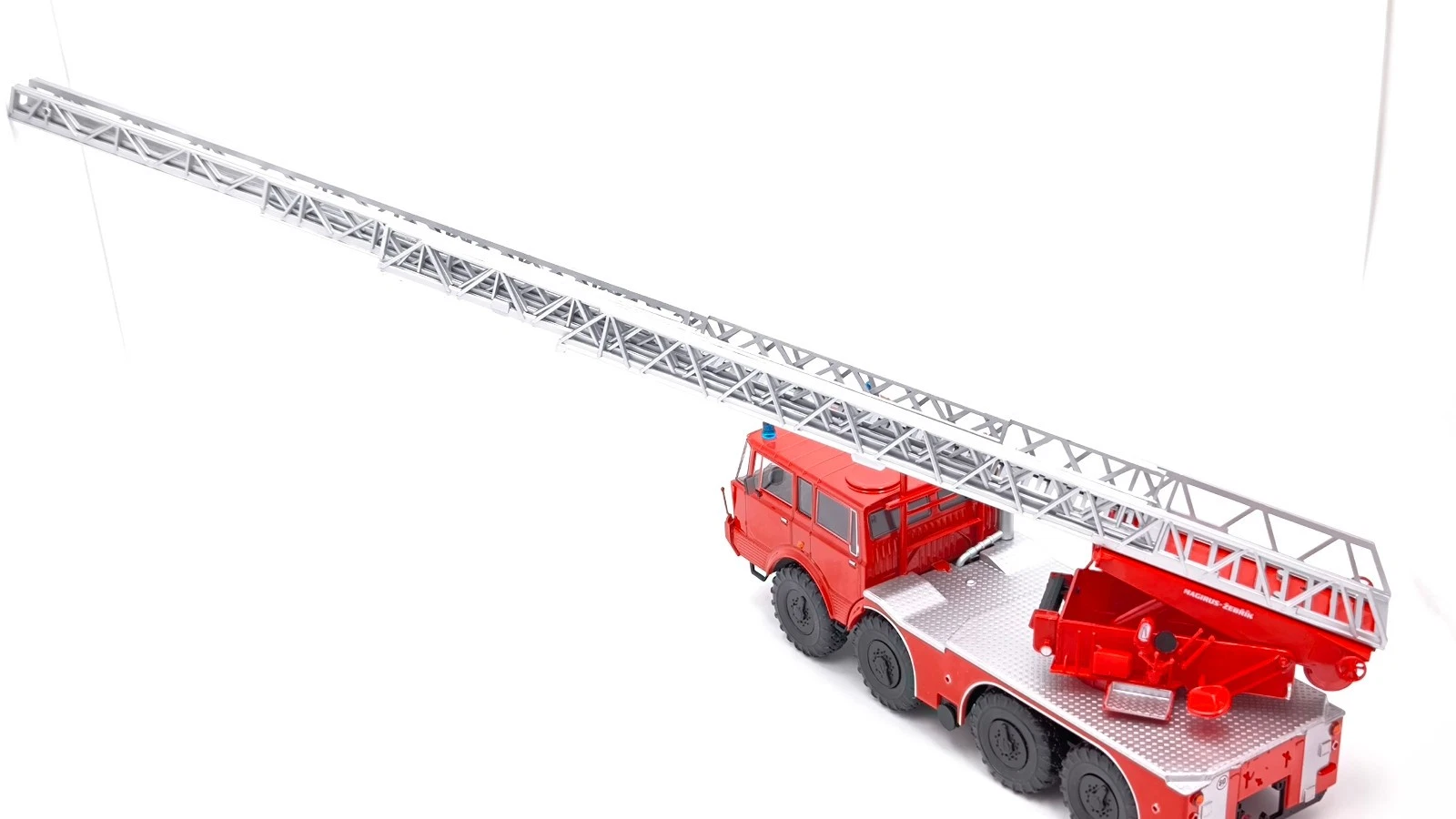 Macheta autoscara pentru pompieri Tatra 813 8x8, scara 1:43 [3]
