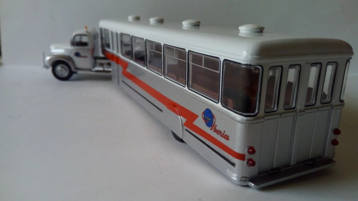 Macheta camion Ebro B45 cu autobuz pentru aeroport, scara 1:43 [3]