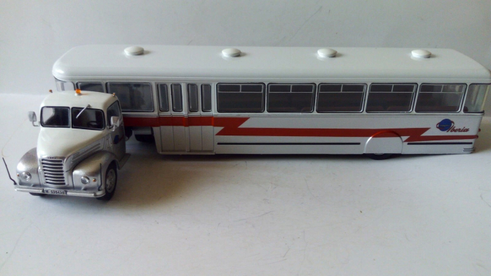 Macheta camion Ebro B45 cu autobuz pentru aeroport, scara 1:43 [2]