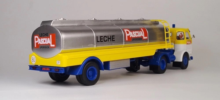 Macheta camion Pegaso Comet 2030  cu semiremorca cisterna, scara 1:43 [3]