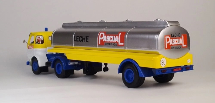 Macheta camion Pegaso Comet 2030  cu semiremorca cisterna, scara 1:43 [2]