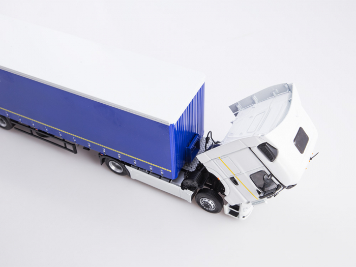 Macheta cap tractor Kamaz 54901 cu semiremorca cu prelata, scara 1:43 [8]