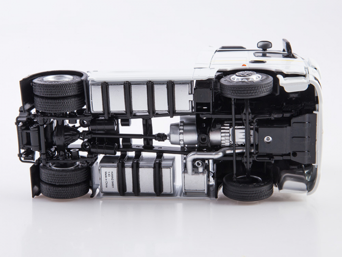 Macheta cap tractor Kamaz 54901 cu semiremorca cu prelata, scara 1:43 [10]