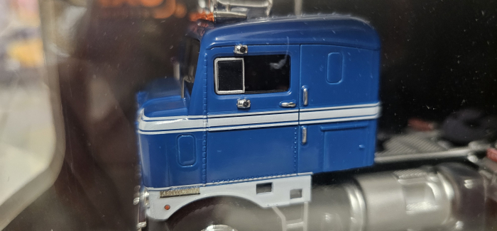 Macheta cap tractor Kenworth Bullnose, scara 1:43 - cu defect: oglinzi rupte [4]