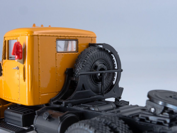 Macheta cap tractor Kraz 258B1, scara 1:43 [3]
