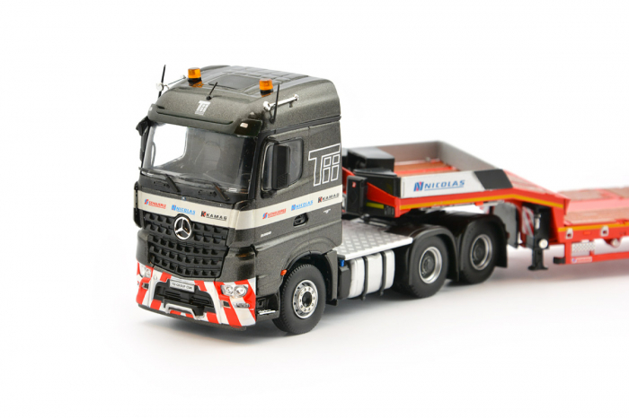 Macheta cap tractor Mercedes Arocs 6x4 cu trailer Scheuerle cu 3 axe si rampe hidraulice, scara 1:50 [3]