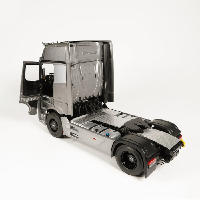 Macheta cap tractor Mercedes Benz Actros Gigaspace, scara 1:18 [4]