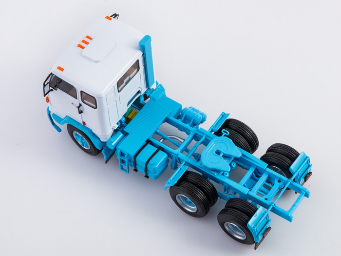 Macheta cap tractor Volvo F89 6x2 cu axa liftanta, scara 1:43 [5]