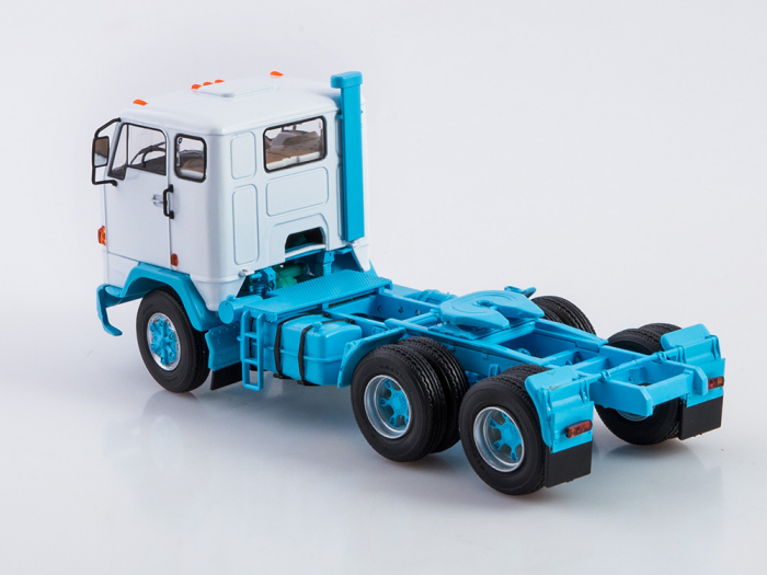 Macheta cap tractor Volvo F89 6x2 cu axa liftanta, scara 1:43 [4]