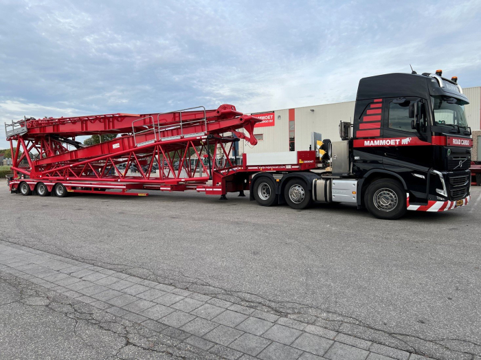 Macheta cap tractor Volvo FH5 6x2 cu trailer telescopic Faymonville cu 3 axe si tronson de brat de macara, scara 1:50 [5]