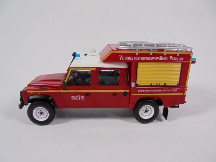 Macheta masina pompieri Land Rover Defender 130 crew cab pick-up, scara 1:43 [2]