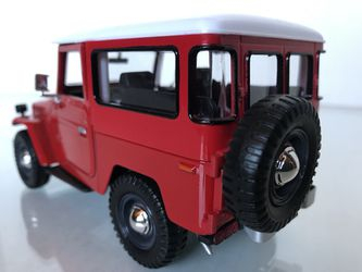 Macheta Toyota FJ40 Land Cruiser cu hardtop, scara 1:24 [3]