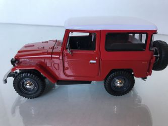 Macheta Toyota FJ40 Land Cruiser cu hardtop, scara 1:24 [2]