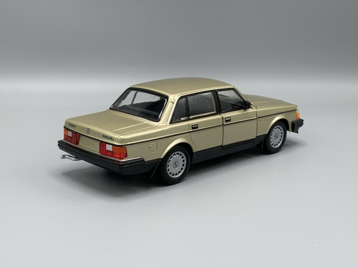 Macheta Volvo 240 GL, scara 1:24 [2]