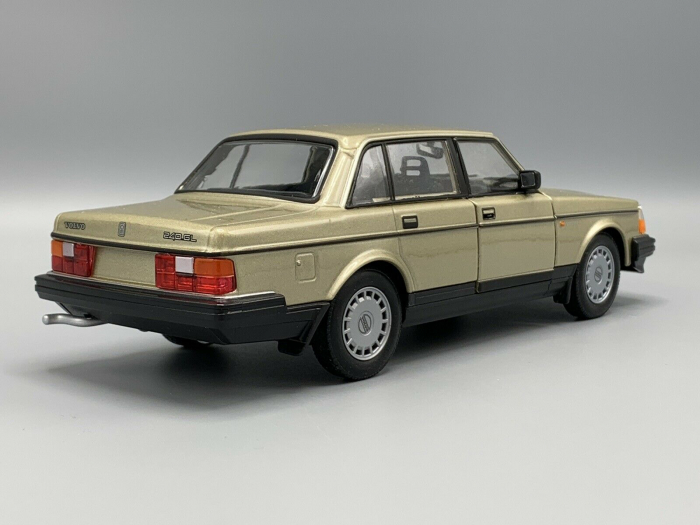 Macheta Volvo 240 GL, scara 1:24 [4]