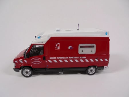 Macheta ambulanta de pompieri Peugeot J5 Maxum, scara 1:43 [1]