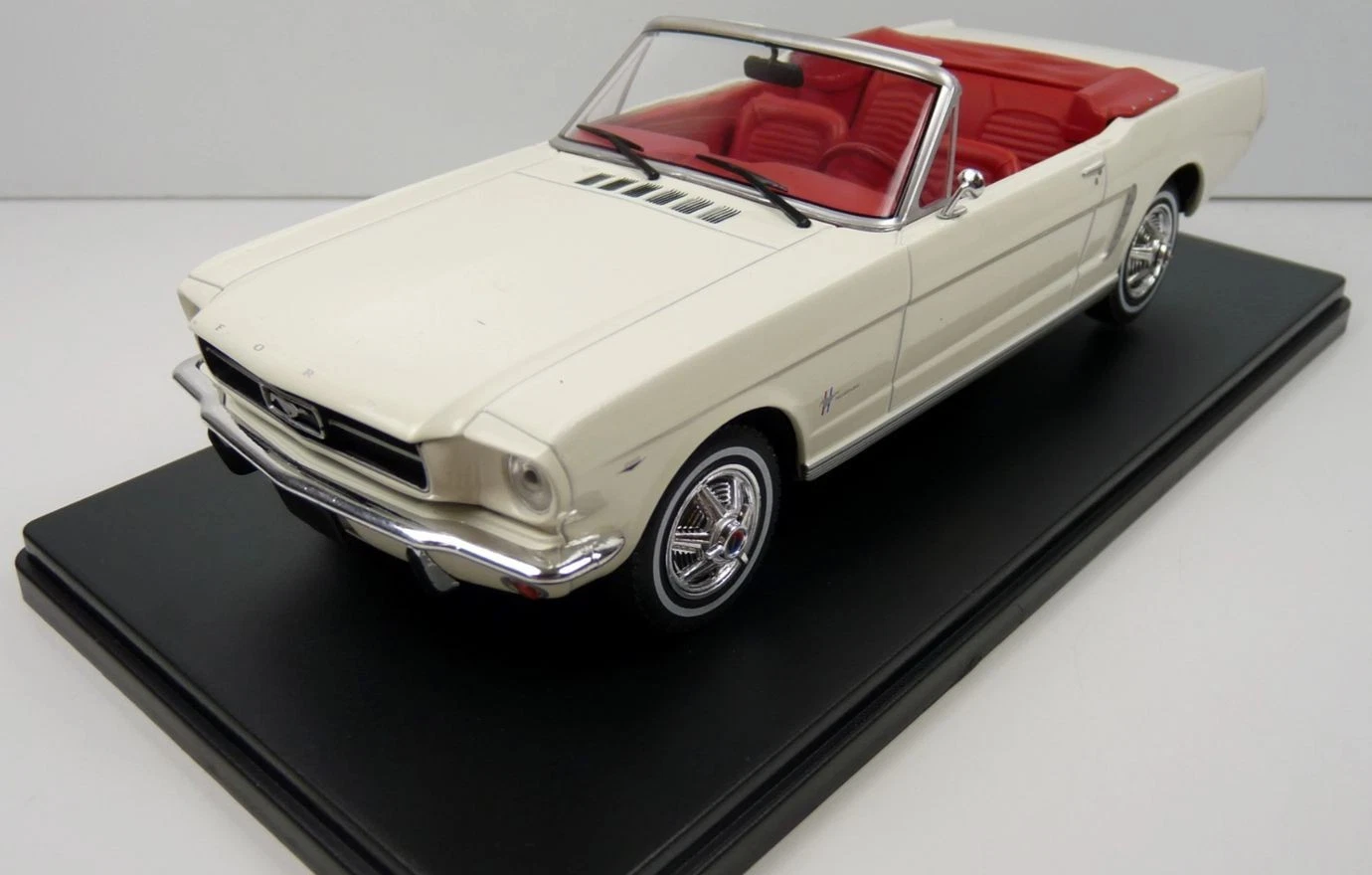 Macheta auto Ford Mustang Cabrio 1965, scara 1:24