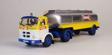 Macheta camion Pegaso Comet 2030  cu semiremorca cisterna, scara 1:43