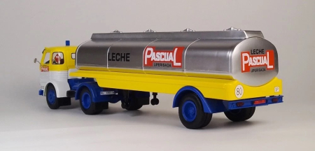 Macheta camion Pegaso Comet 2030  cu semiremorca cisterna, scara 1:43 [1]