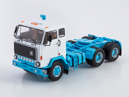Machete camioane - Macheta cap tractor Volvo F89 6x2 cu axa liftanta, scara 1:43