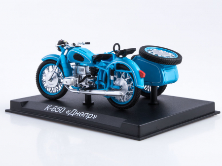 Macheta motocicleta ruseasca cu atas Dnepr K-650, scara 1:24 [3]