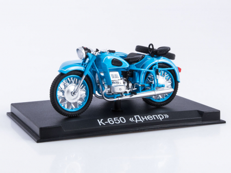 Machete motociclete - Macheta motocicleta ruseasca cu atas Dnepr K-650, scara 1:24