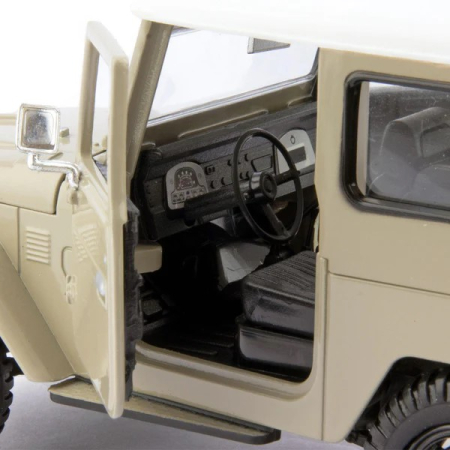 Macheta Toyota FJ40 Land Cruiser cu hardtop, scara 1:24 [3]