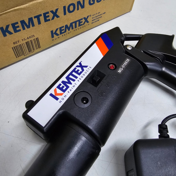 Pistol de ionizare antistatic, Kemtex ION-GUN, neutralizeaza sarcinile statice si curata suprafata cu aer comprimat ionizat [8]