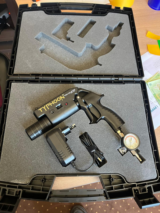Pistol de ionizare antistatic, Typhoon Ion Master, neutralizeaza sarcinile statice si curata suprafata cu aer comprimat ionizat [3]