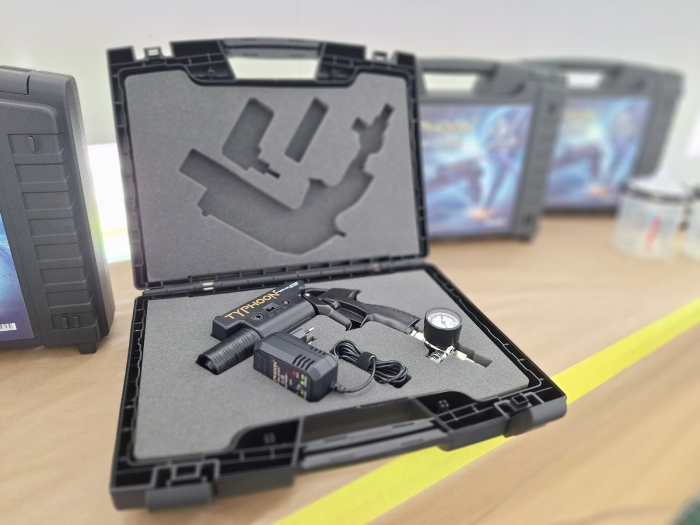 Pistol de ionizare antistatic, Typhoon Ion Master, neutralizeaza sarcinile statice si curata suprafata cu aer comprimat ionizat [2]