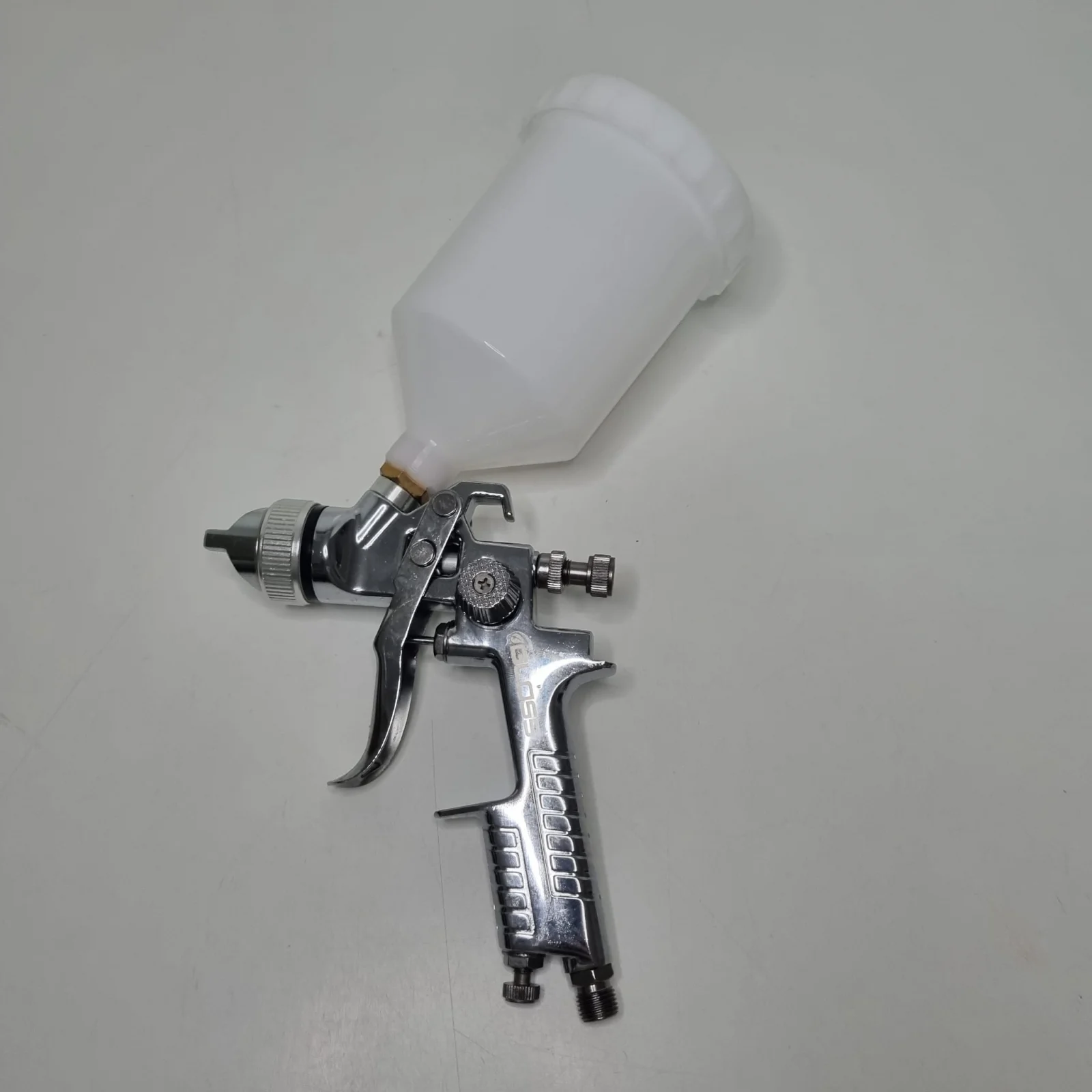 Pistol de vopsit Gloss GH-827 RP, cupa plastic 600 ml, duza la alegere, consum aer incepand cu 254-311 l/min [6]