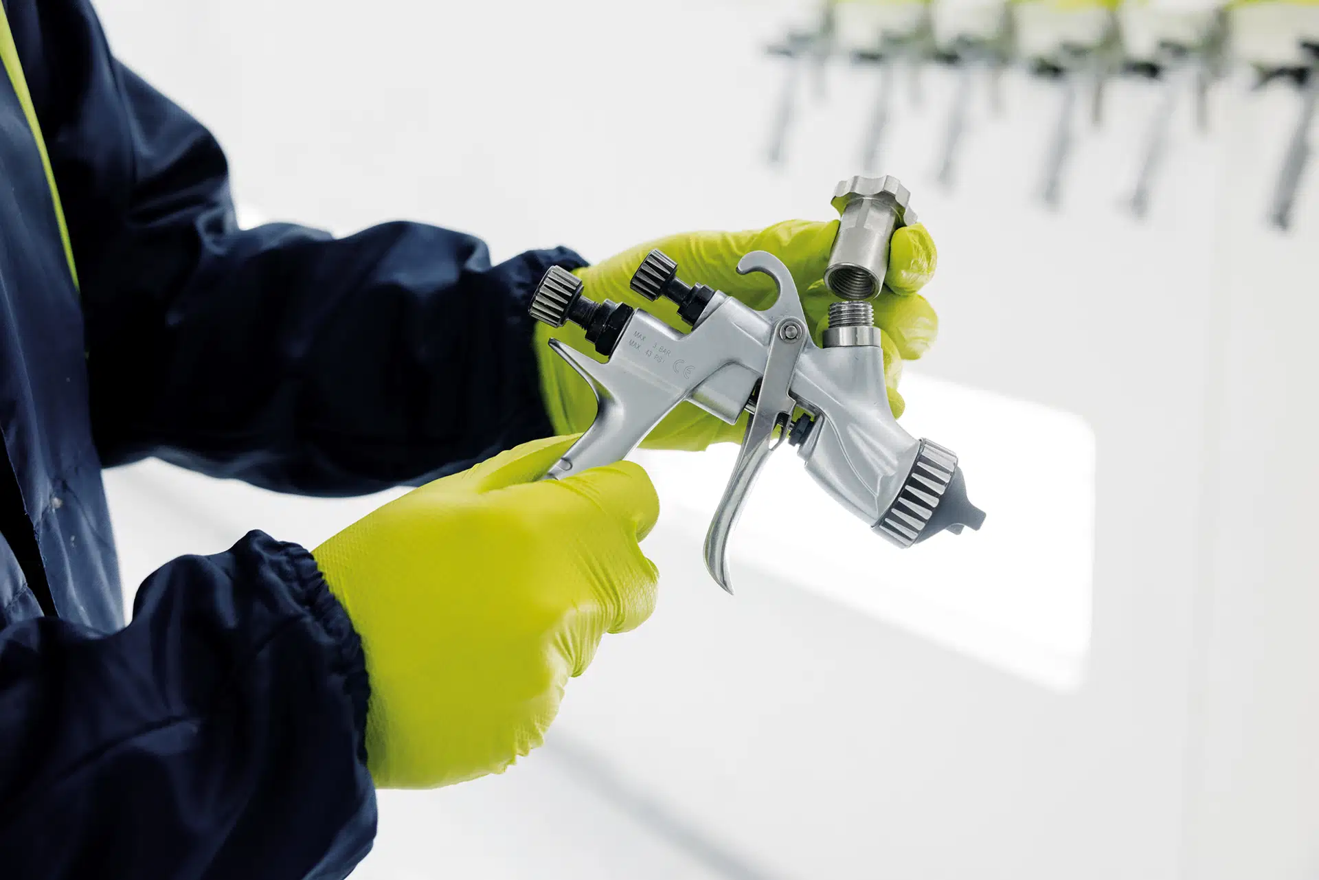 Sistem aplicat vopseaua, Finixa GPS, contine 50 pahare, 50 capace, 1 cana rigida, 0.65 litri [7]