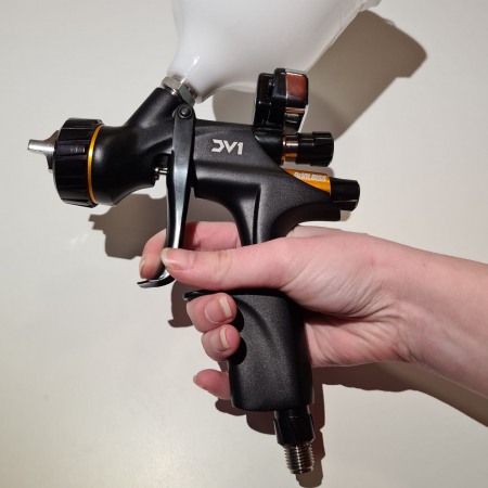 Pistol de vopsit DeVilbiss DV1 LAC (DIGITAL), cupa plastic 600 ml, duza la alegere, consum aer incepand cu 285 l/min [3]